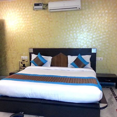 Hotel Ananda Delhi  Exteriör bild