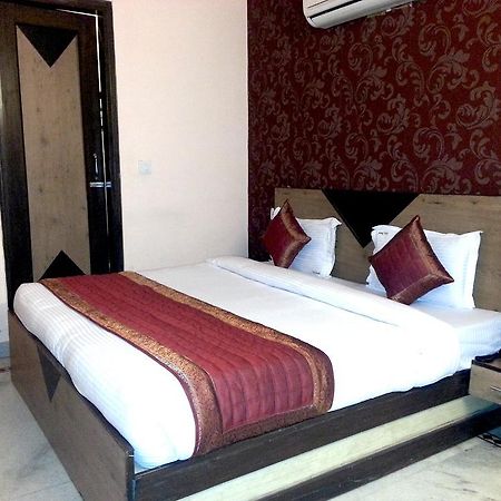 Hotel Ananda Delhi  Exteriör bild