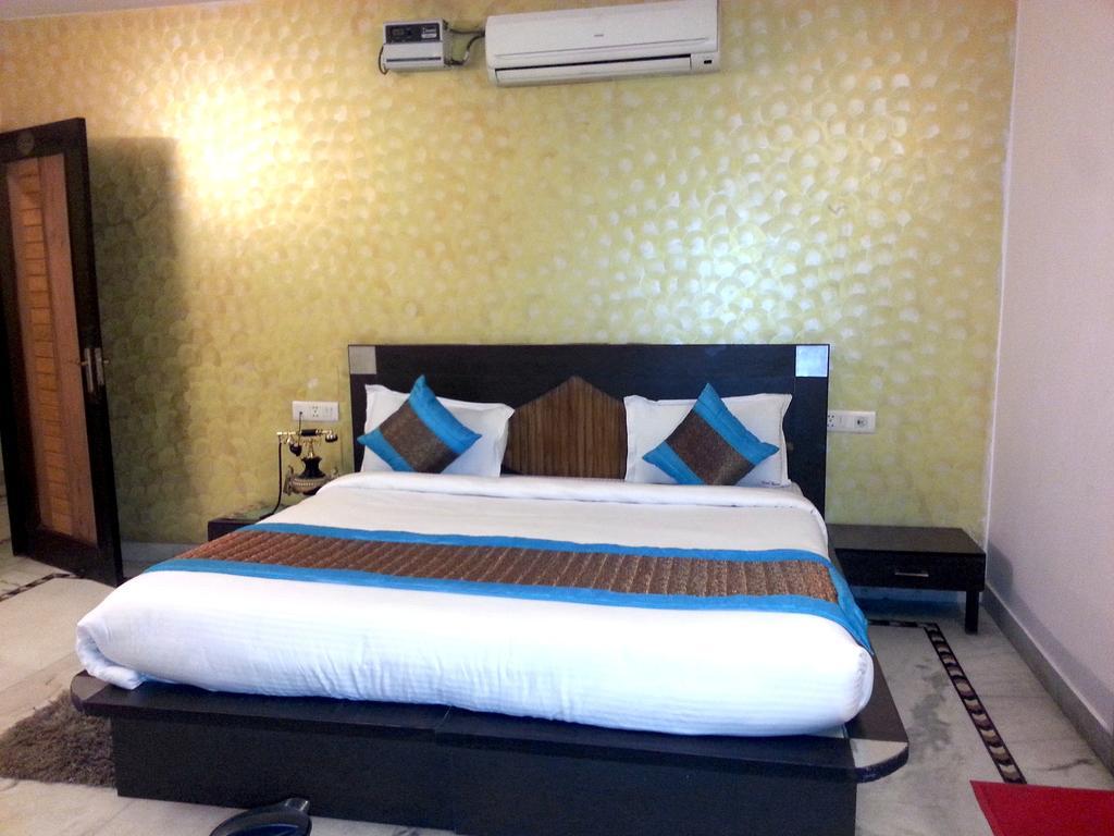 Hotel Ananda Delhi  Exteriör bild