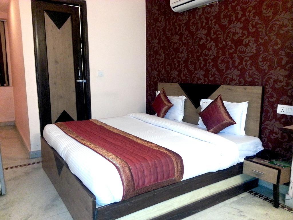 Hotel Ananda Delhi  Exteriör bild