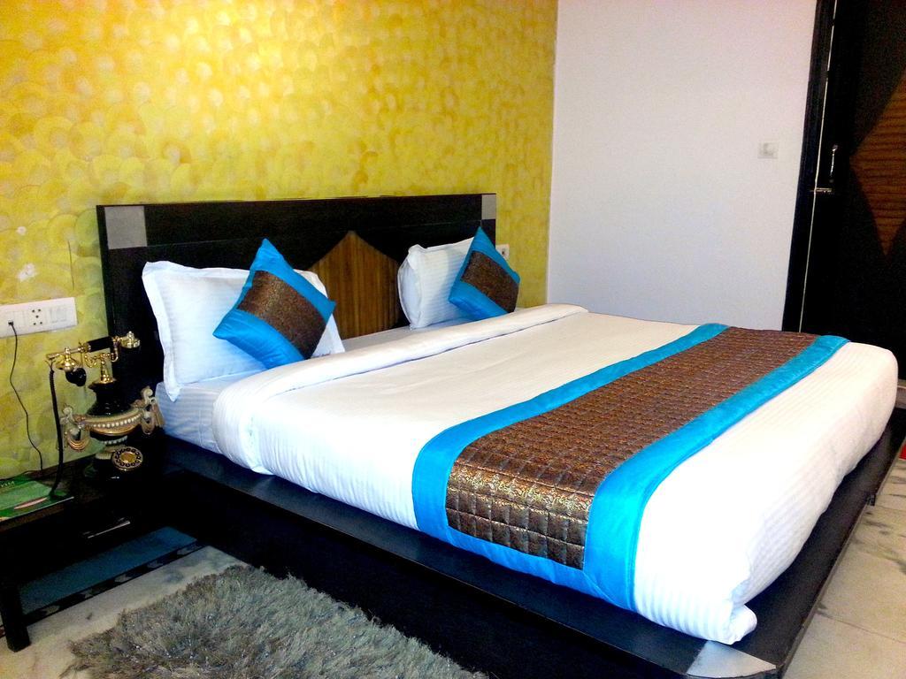 Hotel Ananda Delhi  Exteriör bild
