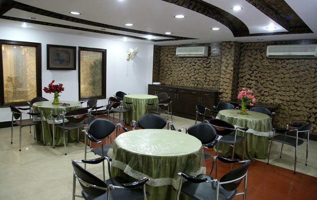 Hotel Ananda Delhi  Exteriör bild