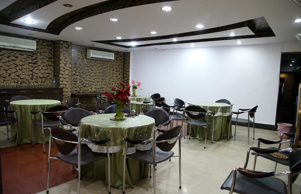Hotel Ananda Delhi  Exteriör bild