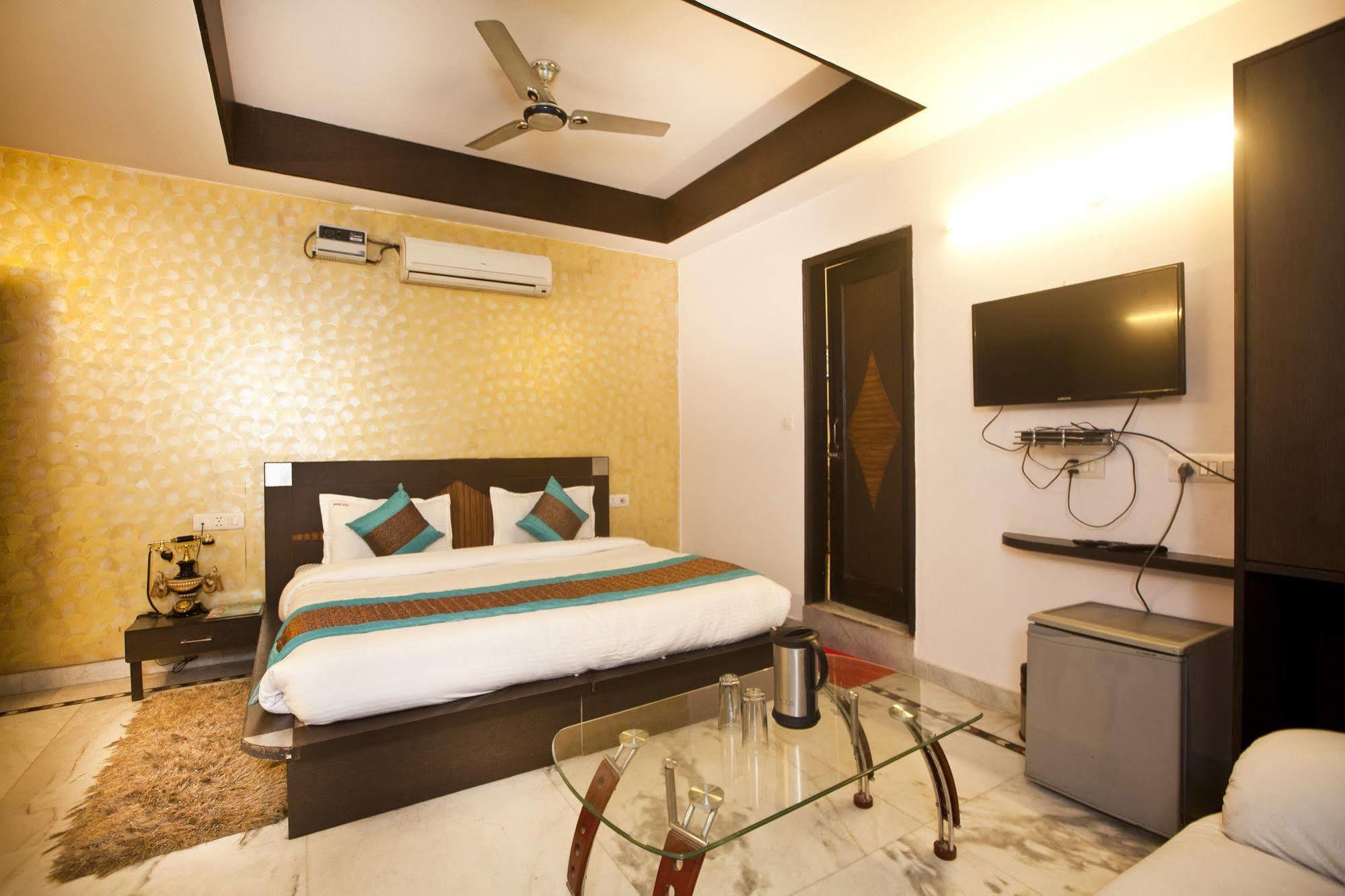 Hotel Ananda Delhi  Exteriör bild