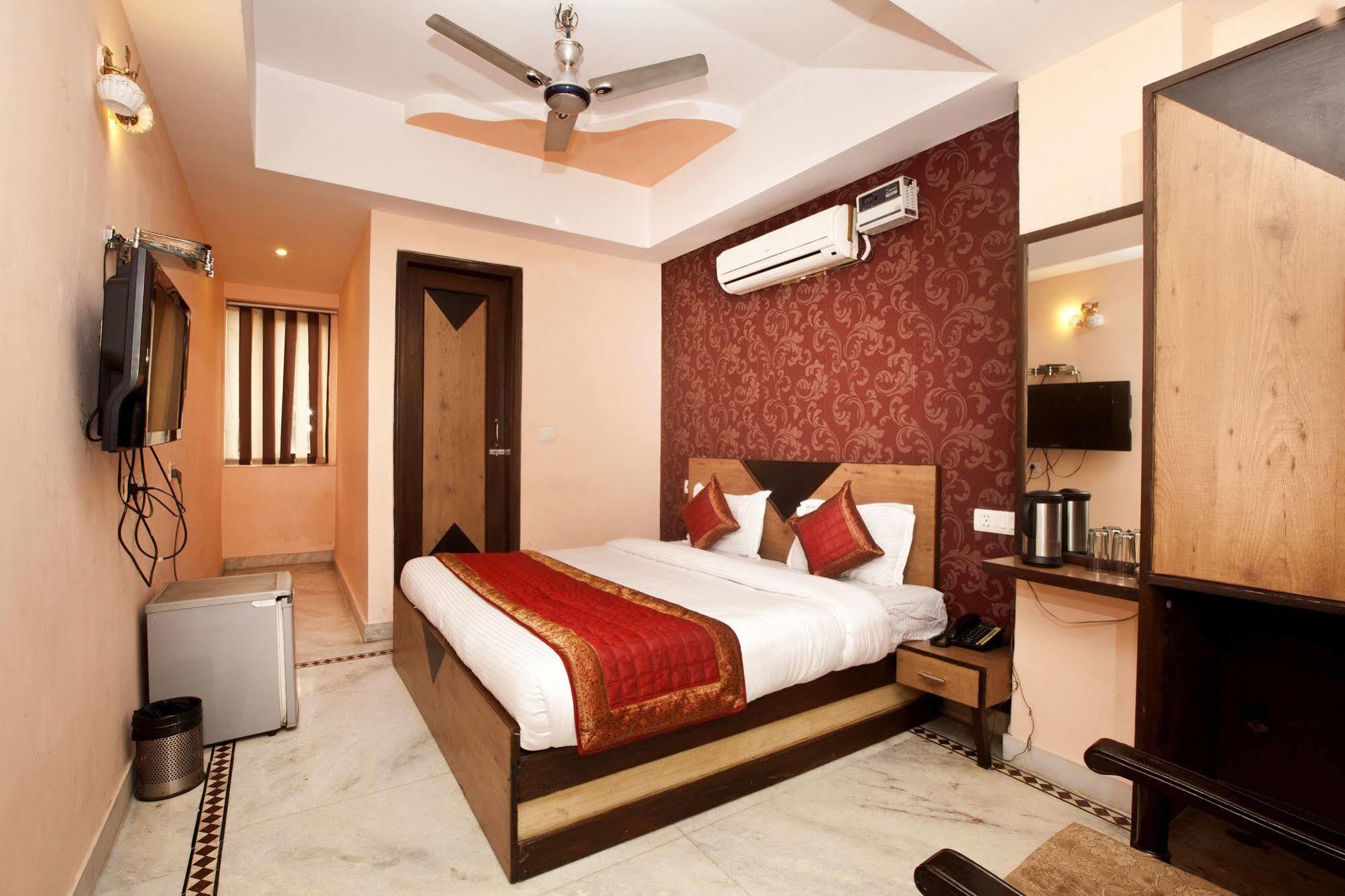 Hotel Ananda Delhi  Exteriör bild