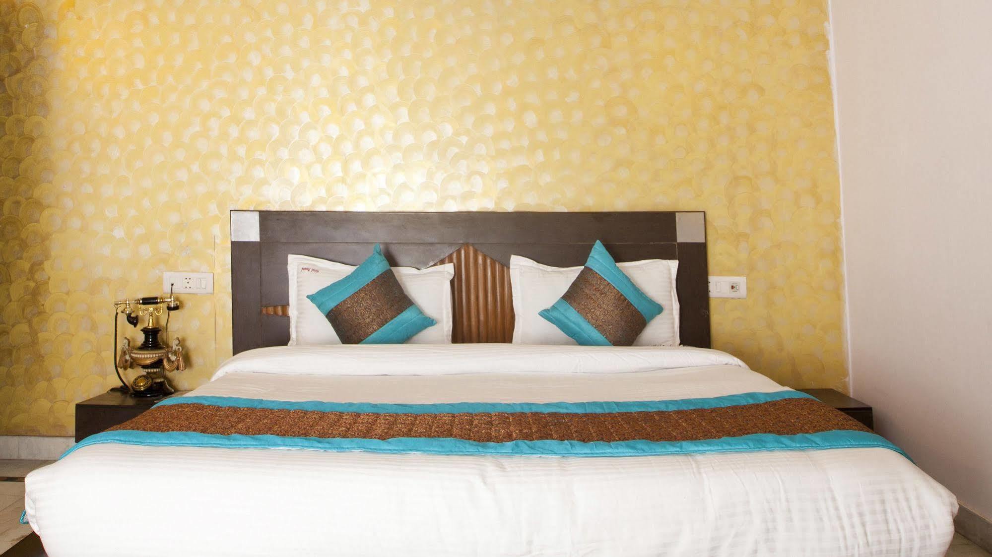 Hotel Ananda Delhi  Exteriör bild